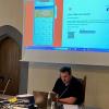 Thomas Finger, EDV-Beauftragter der Verwaltungsgemeinschaft (Mitte), stellte in der Stadtratssitzung die neue Mellrichstadt-App vor.