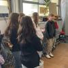 Klaus Roos empfängt die 9c der Realschule im Vorraum des Tafelladens.