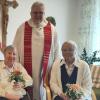 Von links: Schwester Irma Schneider, Schwester Ernestine Zeißner und Schwester Lucina Weiss, zusammen mit Domkapitular Dietrich Seidel.