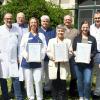 Dreifache Auszeichnung für die neurologischen Fachkliniken am Rhön-Klinikum Campus Bad Neustadt: Das Team rund um die Chefärzte Dr. Hassan Soda, Klinik für Akutneurologie/Stroke Unit und neurologische Intensivmedizin (zweiter von links), Dr. Tobias Knieß, Klinik für neurologische Rehabilitation (dritter von links) und Dr. Volker Ziegler, Klinik für neurologische Frührehabilitation und neurologische Intensivmedizin (zweiter von rechts) sowie Annette Hartmann, kaufmännische Leitung am Rhön-Klinikum Campus Bad Neustadt (links) freuen sich über die erfolgreichen Zertifizierungs-Verfahren.