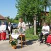 Hiltrud Altenhöfer (Mitte) und Theresa Biedermann (3. Von links) gestalteten den Wortgottesdienst am Bildstock in der Straße Am Wasserhaus in Hausen.