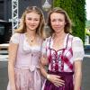 Zahlreiche Menschen besuchen am Montag 20.05.24 das traditionelle Pfingstweinfest der Winzer Sommerach. Ein umfangreiches Musikprogramm, kulinarische Köstlichkeiten und die Weine aus dem Weinkeller der Genossenschaft machen Lust und Laune auf den Sommer.