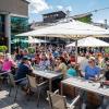 Zahlreiche Menschen besuchen am Montag 20.05.24 das traditionelle Pfingstweinfest der Winzer Sommerach. Ein umfangreiches Musikprogramm, kulinarische Köstlichkeiten und die Weine aus dem Weinkeller der Genossenschaft machen Lust und Laune auf den Sommer.
