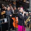 Zahlreiche Menschen besuchen am Montag 20.05.24 das traditionelle Pfingstweinfest der Winzer Sommerach. Ein umfangreiches Musikprogramm, kulinarische Köstlichkeiten und die Weine aus dem Weinkeller der Genossenschaft machen Lust und Laune auf den Sommer.