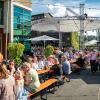 Zahlreiche Menschen besuchen am Montag 20.05.24 das traditionelle Pfingstweinfest der Winzer Sommerach. Ein umfangreiches Musikprogramm, kulinarische Köstlichkeiten und die Weine aus dem Weinkeller der Genossenschaft machen Lust und Laune auf den Sommer.