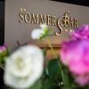 Zahlreiche Menschen besuchen am Montag 20.05.24 das traditionelle Pfingstweinfest der Winzer Sommerach. Ein umfangreiches Musikprogramm, kulinarische Köstlichkeiten und die Weine aus dem Weinkeller der Genossenschaft machen Lust und Laune auf den Sommer.