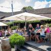 Zahlreiche Menschen besuchen am Montag 20.05.24 das traditionelle Pfingstweinfest der Winzer Sommerach. Ein umfangreiches Musikprogramm, kulinarische Köstlichkeiten und die Weine aus dem Weinkeller der Genossenschaft machen Lust und Laune auf den Sommer.