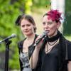 Zahlreiche Menschen besuchen am Montag 20.05.24 das traditionelle Pfingstweinfest der Winzer Sommerach. Ein umfangreiches Musikprogramm, kulinarische Köstlichkeiten und die Weine aus dem Weinkeller der Genossenschaft machen Lust und Laune auf den Sommer.