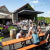 Zahlreiche Menschen besuchen am Montag 20.05.24 das traditionelle Pfingstweinfest der Winzer Sommerach. Ein umfangreiches Musikprogramm, kulinarische Köstlichkeiten und die Weine aus dem Weinkeller der Genossenschaft machen Lust und Laune auf den Sommer.