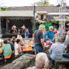 Zahlreiche Menschen besuchen am Montag 20.05.24 das traditionelle Pfingstweinfest der Winzer Sommerach. Ein umfangreiches Musikprogramm, kulinarische Köstlichkeiten und die Weine aus dem Weinkeller der Genossenschaft machen Lust und Laune auf den Sommer.