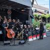 Zahlreiche Menschen besuchen am Montag 20.05.24 das traditionelle Pfingstweinfest der Winzer Sommerach. Ein umfangreiches Musikprogramm, kulinarische Köstlichkeiten und die Weine aus dem Weinkeller der Genossenschaft machen Lust und Laune auf den Sommer.
