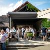 Zahlreiche Menschen besuchen am Montag 20.05.24 das traditionelle Pfingstweinfest der Winzer Sommerach. Ein umfangreiches Musikprogramm, kulinarische Köstlichkeiten und die Weine aus dem Weinkeller der Genossenschaft machen Lust und Laune auf den Sommer.