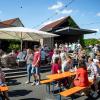 Zahlreiche Menschen besuchen am Montag 20.05.24 das traditionelle Pfingstweinfest der Winzer Sommerach. Ein umfangreiches Musikprogramm, kulinarische Köstlichkeiten und die Weine aus dem Weinkeller der Genossenschaft machen Lust und Laune auf den Sommer.