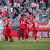 Freistoß für die Würzburger Kickers. Franjic tritt an und setzt den Ball perfekt über die Mauer unhaltbar in die linke Ecke! DJK-Schlussmann Putz kann den Einschlag nicht mehr verhindern. Neuer Spielstand 2:0. Die Würzburger Kickers gewinnen das letzte Heimspiel am Samstag 18.05.24 gegen die DJK Vilzing souverän mit 4:0 in der AKON Arena in Würzburg. Nach dem Spiel werden sie vom BFV zum Regionalliga Meister 2024 geehrt.
