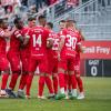 Und der Torschütze zum 2:0 legt gleich den dritten Kickers Treffer nach! Diesmal zieht der Offensivspieler kurz vor dem Vilzinger Strafraum ab und der Ball trudelt in die rechte Ecke. Neuer Spielstand 3:0. Die Würzburger Kickers gewinnen das letzte Heimspiel am Samstag 18.05.24 gegen die DJK Vilzing souverän mit 4:0 in der AKON Arena in Würzburg. Nach dem Spiel werden sie vom BFV zum Regionalliga Meister 2024 geehrt.