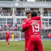 Jetzt zappelt der Ball aber im Vilzinger Tor! Caciel wird wieder mustergültig freigespielt und trifft im Anschluss mit einem Flachschuss in die linke Ecke. Da ist die Führung für die Kickers! Neuer Spielstand 1:0. Die Würzburger Kickers gewinnen das letzte Heimspiel am Samstag 18.05.24 gegen die DJK Vilzing souverän mit 4:0 in der AKON Arena in Würzburg. Nach dem Spiel werden sie vom BFV zum Regionalliga Meister 2024 geehrt.