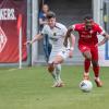 Fabrice Montcheu (11) von den Würzburger Kickers  im Laufduell mit Martin Tiefenbrunner (40) vom DJK Vilzin. Die Würzburger Kickers gewinnen das letzte Heimspiel am Samstag 18.05.24 gegen die DJK Vilzing souverän mit 4:0 in der AKON Arena in Würzburg. Nach dem Spiel werden sie vom BFV zum Regionalliga Meister 2024 geehrt.
