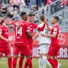 Und der Torschütze zum 2:0 legt gleich den dritten Kickers Treffer nach! Diesmal zieht der Offensivspieler kurz vor dem Vilzinger Strafraum ab und der Ball trudelt in die rechte Ecke. Neuer Spielstand 3:0. Die Würzburger Kickers gewinnen das letzte Heimspiel am Samstag 18.05.24 gegen die DJK Vilzing souverän mit 4:0 in der AKON Arena in Würzburg. Nach dem Spiel werden sie vom BFV zum Regionalliga Meister 2024 geehrt.