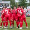 Jetzt zappelt der Ball aber im Vilzinger Tor! Caciel wird wieder mustergültig freigespielt und trifft im Anschluss mit einem Flachschuss in die linke Ecke. Da ist die Führung für die Kickers! Neuer Spielstand 1:0. Die Würzburger Kickers gewinnen das letzte Heimspiel am Samstag 18.05.24 gegen die DJK Vilzing souverän mit 4:0 in der AKON Arena in Würzburg. Nach dem Spiel werden sie vom BFV zum Regionalliga Meister 2024 geehrt.