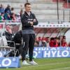 Trainer Josef Eibl  verfolgt das Spielgeschehen. Die Würzburger Kickers gewinnen das letzte Heimspiel am Samstag 18.05.24 gegen die DJK Vilzing souverän mit 4:0 in der AKON Arena in Würzburg. Nach dem Spiel werden sie vom BFV zum Regionalliga Meister 2024 geehrt.