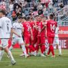 Freistoß für die Würzburger Kickers. Franjic tritt an und setzt den Ball perfekt über die Mauer unhaltbar in die linke Ecke! DJK-Schlussmann Putz kann den Einschlag nicht mehr verhindern. Neuer Spielstand 2:0. Die Würzburger Kickers gewinnen das letzte Heimspiel am Samstag 18.05.24 gegen die DJK Vilzing souverän mit 4:0 in der AKON Arena in Würzburg. Nach dem Spiel werden sie vom BFV zum Regionalliga Meister 2024 geehrt.