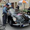 Bei der ersten Etappe der Rallye "Franken Classic" machten die Teilnehmer mit ihren Oldtimern eine Pause in Fladungen.