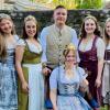 Unser Bild zeigt die Kleinochsenfurter Weinprinzessin Ronja I. (sitzend) im Kreise der anwesenden Weinprinzessinnen und Weinprinzen, sowie der Ochsenfurter Zuckerfee.