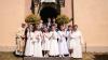 Sechs Mädchen und sieben Buben aus Sondernau, Weisbach und Unterelsbach feierten gemeinsam in der Pfarrkirche St. Petrus in Weisbach ihre Erstkommunion. Begleitet wurden Sie dabei von Pfarrer Hubert Grütz und Gemeindereferentin Corinna Zipprich.