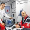 Der Priester als Rettungsassistent: Wolfgang Zweverink (links) und Rettungssanitäter Thomas Drexler überprüfen den Defibrilator.
