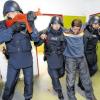 Besondere Schulung: Polizisten trainieren in Müllheim (Landkreis Breisgau-Hochschwarzwald) im neuen Trainingszentrum für Anti-Amok-Einsätze die Rettung eines Verletzten.