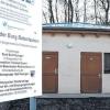 (lies)   Über 15 Jahre mühte sich die Stadt Gemünden, bis sie Ende 2009 eine öffentliche WC-Anlage an der Abfahrt zur Lindenwiese für 83 000 Euro bekam. Etwa zur gleichen Zeit entstand auch an der Burgruine Botenlauben oberhalb Bad Kissingen eine Toilettenanlage (Foto), für die die Planungen etwa zehn Jahre gedauert hatten. Nach Angaben von Thomas Hack von der Stadtverwaltung Bad Kissingen kostete der massive Bau rund 60 000 Euro; er steht allerdings auf einer relativ ebenen Fläche. Im Gegensatz zum Gemündener WC gilt die Botenlauben-Toilette als barrierefrei. Behinderten steht eine eigene Kabine zur Verfügung, in Gemünden ist sie mit der Damenkabine kombiniert. Notfall-Alarmknöpfe, die nach der Din-Norm für barrierefreie Toiletten vorgeschrieben sind, haben beide nicht. Die Mängel der Gemündener WC-Anlage bewertet eine Delegation des Bayerischen Landtags am heutigen Mittwoch um 10 Uhr vor Ort. Anschließende Themen sind die Rollstuhlrampe am Rathaus und der Treppenaufgang am Bahnhaltepunkt Klein-Gemünden.