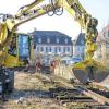 Gleisabbau: Die Deutsche Bahn lässt die seit langem stillgelegten Gleise am ehemaligen Verladebahnhof in Karlstadt herausreißen. Ein Bagger transportiert die zuvor zerschnittenen Schienen und legt sie zum Abtransport aufeinander. Im Hintergrund lösen die beiden Arbeiter mit einer Spezialmaschine die Schrauben aus dem Gleisbett.