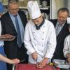 Berufsschule in Bewegung: Zum neuen Schuljahr 2012/13 wird im Kompetenzzentrum in Garitz eine neue Hotelfachschule eingerichtet. Schulleiter Rudolf Hofmann (von links), Landrat Thomas Bold und der Landtagsabgeordnete Robert Kiesel schauten den Schülern (von links) Teresa Gerhard, Marcel Höhn, Marcus Leiber und Jaqueline Feige bei ihrer Arbeit über die Schulter.