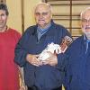 Verabschiedung: Basketball-Schiedsrichter Bernd Jäger (Mitte) leitete über 2000 Spiele. In Langenprozelten wurde der Hammelburger nun von Roland Heid (rechts) verabschiedet. Im Namen der Spieler dankte Main-Spessart-Landrat Thomas Schiebel (links).