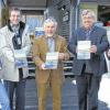 „Das Rote Moor - Ein Juwel in der Hochrhön“: Zur Vorstellung des neuen Buchs trafen sich (von links): Autor Joachim Jenrich, Rainer Klitsch (Parzeller Verlag), Alfred Metz (erster Kreisbeigeordneter), Regierungspräsident Dr. Walter Lübcke und Torsten Raab (Leiter der hessischen Verwaltungsstelle für das Biosphärenreservat).