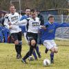 ABERSFELD   Drei wertvolle Punkt im Kampf um den Klassenerhalt in der A-Klasse Schweinfurt 6 holte die DJK Abersfeld mit ihrem 2:1-Heimsieg gegen den FSV Oberhohenried und löschte damit die „Rote Laterne“. Alle Tore fiel schon vor der Pause. Alexander Matern (12.) und Marius Deublein (21.) brachten das bisherige Schlusslicht in Führung. Phillip Gessendorfer (38.) verkürzte für Oberhohenried. Im Bild wird Gessendorfer (rechts) von dem Abersfelder Markus Halbig bedrängt.