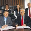 Standesamt: Bischofsheim Bürgermeister Udo Baumann (vorne links) und Bad Neustadts Bürgermeister Bruno Altrichter (vorne rechts) unterzeichnen die Vereinbarung zur Übertragung der standesamtlichen Tätigkeiten der Stadt Bischofsheim an die Stadt Bad Neustadt. Hinten von links: Geschäftsführende Beamtin der Stadt Bischofsheim, Ulla Schröder, Claudia Aue, stellvertretende Leiterin des Standesamtes und Michael Weiß, Geschäftsführender Beamter der Stadt Bad Neustadt.