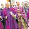 Prachtvolle Messgewänder: Mit den Heimatpriestern von Bad Königshofen Josef Treutlein (links) und  Dieter Grabiger (vorne zweiter von rechts) stellten sich Pfarrer Linus Eizenhöfer und Stadtpfarrer Karl Feser (rechts) am Pfarrgemeindehaus in ihren violetten Gewändern zu einem Erinnerungsbild.