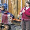 (thal)   Die Hofstettener Volksmusikanten Hans und Lissy Heilgenthal sind am Montag, 19. März, in der Rundfunksendung Bayern 1 Volksmusik zu hören. Werner Aumüller stellt von 19.05 bis 19.55 Uhr die erste Station aus der Reihe „Musik und Xang im Wirtshaus“ vor. Aufgezeichnet wurden die Beiträge im Gasthaus Zenntaler Hof in Adelsdorf, einem Ortsteil von Neuhof a. d. Zenn in Mittelfranken. Die Wirtschaft mit Familientradition, direkt am Zenntal- und Karpfenradweg gelegen, serviert fränkische Heimat auf dem Teller, heißt es in der Mitteilung. „Und dazu gehören nicht nur fränkische Köstlichkeiten aus der Küche, sondern auch die regelmäßigen Treffen der Sänger und Musikanten in der Wirtsstube.“ Außer Hans und Lissy Heilgenthal sind die Bamberger Tanzgeiger, die oberbayerische Formation Ruaßkuchlmusi und das Ensemble Blechquadrat aus Nürnberg zu hören.
