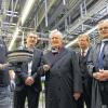(maw)   Positiv überrascht hat sich Bischof Friedhelm Hofmann am Donnerstag beim Besuch des Werks Süd der ZF Friedrichshafen AG gezeigt, so eine Meldung des Bischöflichen Ordinariats. „Menschen werden hier nicht nur als Arbeitskraft gesehen, sondern auch in ihrer Individualität wertgeschätzt.“ Davon machte sich der Bischof beim Gang durch zwei Produktionshallen und eine Entwicklungsabteilung ein Bild. Ausdrücklich lobte er präventive Arbeitssicherheit und Gesundheitsmanagement. Dass er im Rahmen seiner Visitation des Stadtdekanats Schweinfurt auch den größten Arbeitgeber der Region besuche, sei selbstverständlich, so der Bischof. „Ich will die Arbeitswelt der Menschen vor Ort erleben.“ Im Bild: ZF-Mitarbeiter Anton Treutlein (links) zeigt dem Bischof (Mitte), wie ein Wandler gefertigt wird. Mit dabei (von links): Oliver Walter, Produktionsleiter bei der Wandlerfertigung, Frank Stüber, Leiter Demografie und Gesundheitsmanagement und Dekan Reiner Fries.