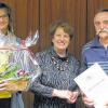 Ehrung für 25 Jahre im Dienst der Stadt: Bürgermeisterin Brigitte Meyerdierks gratuliert Erzieherin Beate Ehlert und Friedhofswächter Erhard Kiehm.