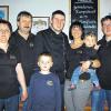 Generationenwechsel im Gasthaus „Krone“: Josef und Walli Müller (links) übergeben die Leitung des bekannten Holzkirchener Gasthauses an ihren Sohn Michael und Tadiana Roman (Mitte). Rechts Bruder Matthias, der bei Bedarf ein wertvoller Helfer ist. Auch der Nachwuchs steht schon bereit mit Julien und Selina.