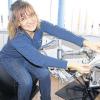 Den Rahmen umfalten: Ronni Zettner legt ihre Design-Schnittmuster um den Aluminium-Rohling.