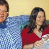 Gesunde Muttermilch: Diese Erkenntnis teilen die drei im Stillzimmer der Klinik Kitzinger Land (von links): Still- und Laktationsberaterin Claudia Freudinger, die frisch gebackene Mutter Nadine Krüger und ihr Söhnchen Alexander, der vor vier Tagen das Licht der Welt erblickte.