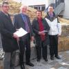Scheckübergabe im Amphitheater: (von links) Michael Frank von der Sparkasse, die Rektoren Wigbert Strzoda und Anneliese Albert sowie Michael Zehe (Sparkasse).