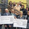 (jle) Jeweils 1200 Euro überreichte Irma Herget von der Theatergruppe des Radsportvereins Solidarität Randersacker an die Wohngruppe Berscheba des Klosters Oberzell und die Jugendabteilung des RSV. Im Januar hatte es drei Aufführungen des Theaterstückes „Rendezvous im Bauernschrank“ in der Schulturnhalle gegeben. Die Laienkünstler verzichteten auf Eintrittsgelder und baten um Spenden für die beiden Projekte. „Die Spendenbereitschaft war wieder hoch“, freute sich Irma Herget. 2. Bürgermeister Heiko Lörner bedankte sich: „Die Gemeinde ist stolz auf so viel ehrenamtliches Engagement.“ Die Theatergruppe spielt seit 30 Jahren regelmäßig und spendet die Einnahmen für soziale Zwecke. „Wir werden das Geld sinnvoll einsetzten. Das kann ich ihnen versprechen.“ Karola Berger nahm die Spenden für die Frauenwohngruppe Berscheba entgegen. „Nachdem wir durch den Brand im letzten Jahr fast alles verloren haben ist es schön, mal einen Ausflug machen zu können. Dafür werden wir einen Teil des Geldes einsetzen.“ Unser Bild zeigt: (vorne von links) 3. Bürgermeister Matthias Henneberger,  2. Bürgermeister Heiko Lörner, Anton Ott (RSV Solidarität), Carola Herbert (Berscheba) und Irma Hergert; (hinten von links) Eva-Maria Schenk, Kurt Burkert, Monika Klaus, Uli Lörner, Rita Hofmann, Sabine Hirschmann und Wolfgang Zimmermann (alle Theatergruppe).