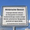 Diese Warnschilder an der Grenze zum Standortübungsplatz sollten künftig noch besser beachtet werden, auch wenn während der Schießübungszeiten zusätzliche Posten für Sicherheit sorgen sollen.