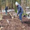 Test in Schräglage: Markus Neumann erprobt schon mal die Kurven im oberen Bereich des Flowtrails (Bild oben).Jugendliche vom RWV Haselbach legen derzeit einen solchen Trail an (Bild unten).