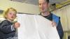 Zwei Könner: Für die Qualität seiner Büttenpapiere ist Johannes Follmer von der Homburger Papiermühle – hier mit Sohn Anton – in ganz Deutschland und darüber hinaus bekannt. Dieses Archivfoto entstand nicht während der aktuellen Produktion, sondern anlässlich der BR-Sommerreise im August 2011.
