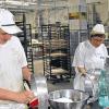 Alles Handarbeit: Egal ob Großbäckerei, wie hier in der Bäckerei Schmitt, oder der die kleine Bäckerei um die Ecke. Brötchen, Brot und Kucken werden noch per Hand hergestellt.